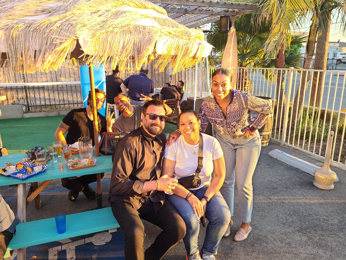 elijah_medge_'s tweet image. #Cheers to #teamCamaraderie! Gathering after hours to strengthen the ties that #bindus together. 🤝