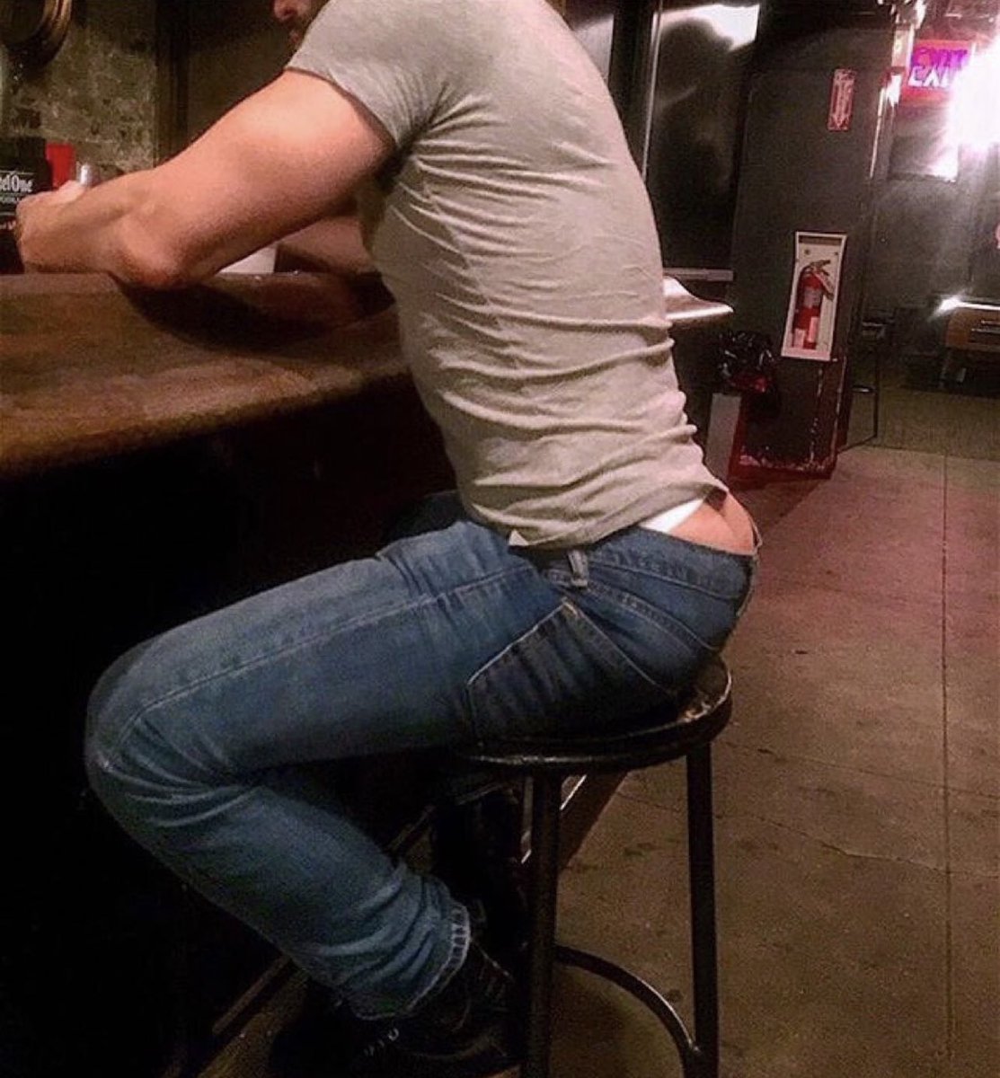 Así se consiguen tragos gratis en un bar gay🫣