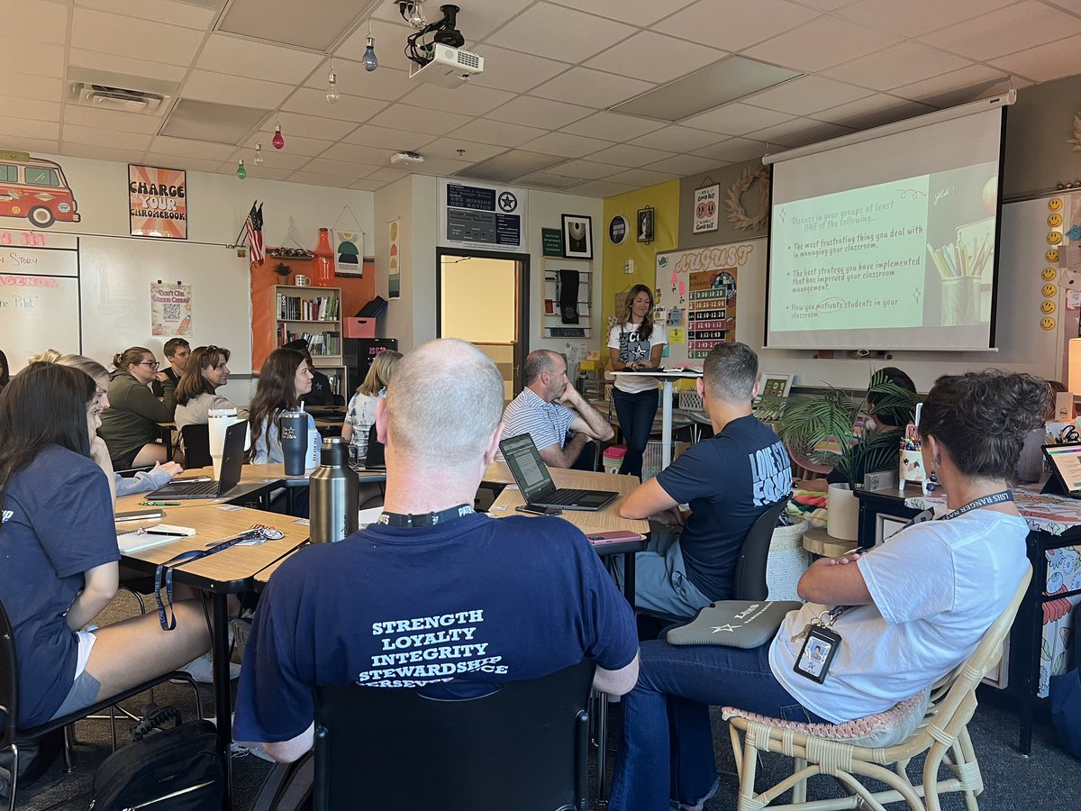 MeganTheBruce's tweet photo. Coach Nielson with the magic over student and parent communication sprinkled with classroom management = 🤌🏻!! #RangerCON @Ms_Cole_TheAP @Keith_Tolleson @LSHSRangers https://t.co/ehVTsBSUVz