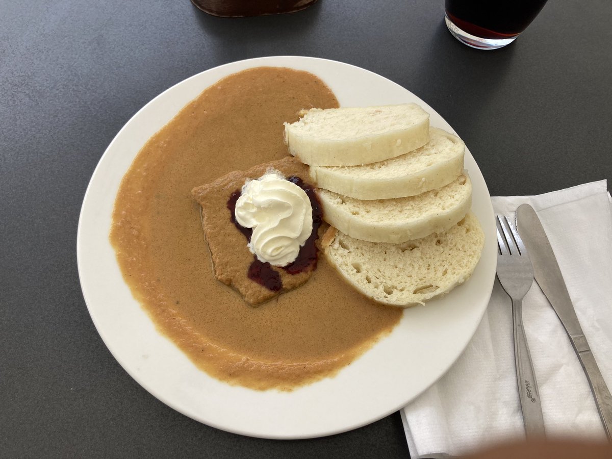 euro_tour's tweet image. テルチ(🇨🇿チェコ)。
本日の風景より。
①昼食
昼食にチェコ料理スヴィーチュコヴァーをいただきました。サーロインステーキに特製のソースが美味な逸品です。美味い😋
#チェコへ行こう