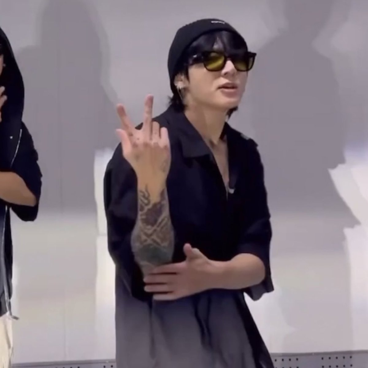 จะหล่อเทียนไปทำไมในเมื่อเราหล่อกว่าเทียน
