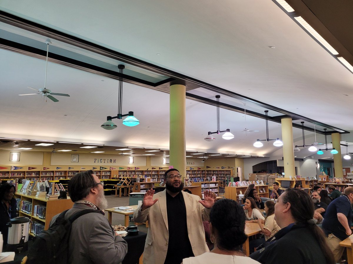 SendMawesome's tweet image. When the fabulous @JGBspeaks and #Ignites your team, you make sure they&apos;re fed! Our @IrvingISD teachers will head into their training rooms shortly, to begin their journey to #Interrupt.
@AVID4College #AVIDIgnite