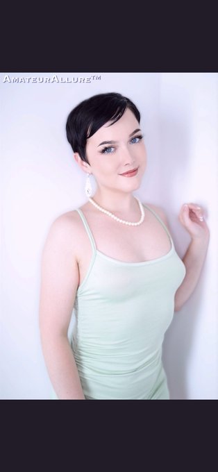 thinking about how I did my own makeup for this and I really snapped. those DSL's https://t.co/LhEQn