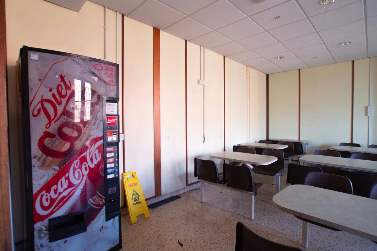 PhotoTjv's tweet photo. Abandoned Canteen

(Marketgate, Wigan, Greater Manchester)  

#photography #urbanexploration #abandonedplaces #abandonedmall #communalspace #abandoned #disused #cafeteria #canteen #vendingmachine #Marketgate #MarketgateWigan #Wigan https://t.co/3x36WR8XeJ