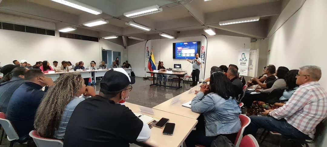 EscuelaFPP_'s tweet photo. #Ahora| @hvargas1979 "La economía comunal debe ser fundamentada en la realidad de cada comunidad, caracterizar nuestros sectores y planificar a donde vamos y poder establecer un sistema económico distinto, que nos permita satisfacer nuestra verdaderas necesidades.
#ComunaONada https://t.co/SDlOsbI2DW