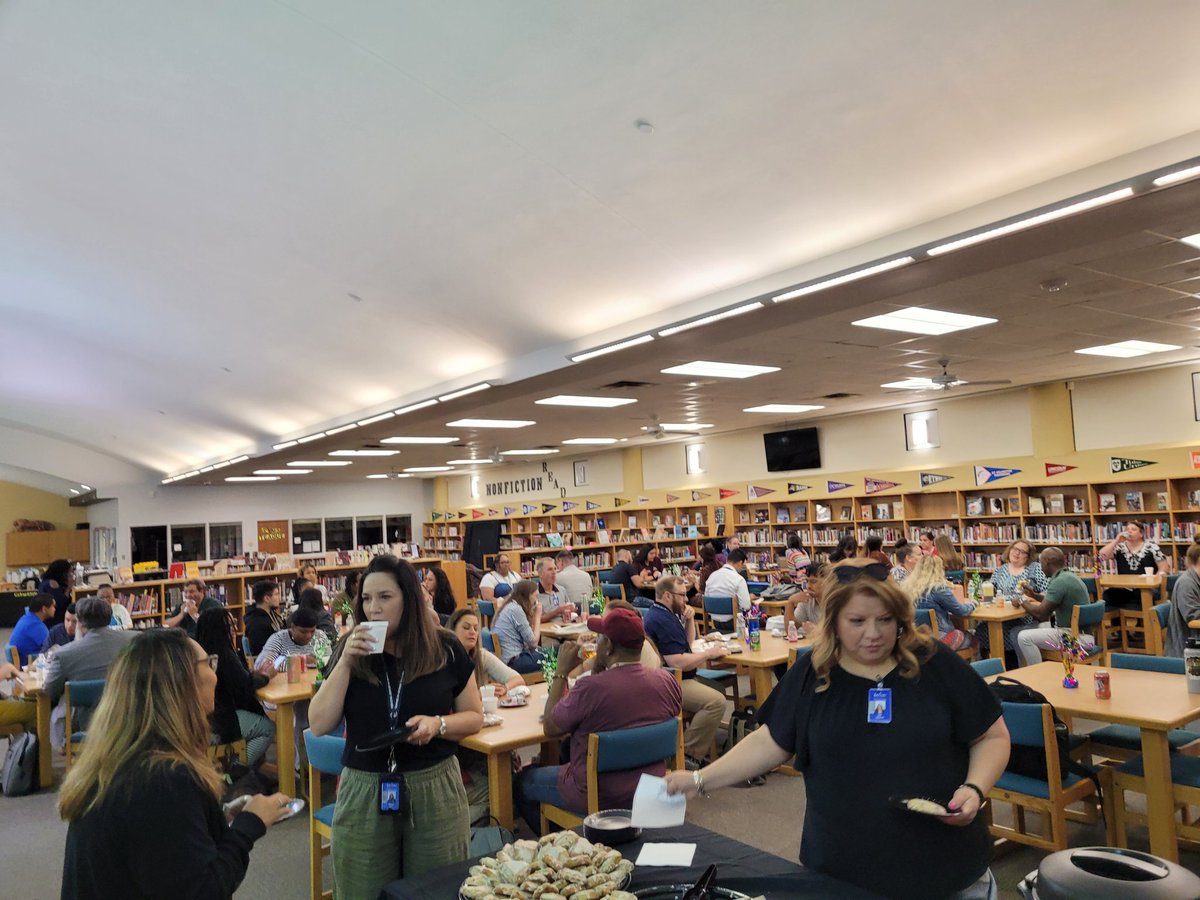 SendMawesome's tweet image. When the fabulous @JGBspeaks and #Ignites your team, you make sure they&apos;re fed! Our @IrvingISD teachers will head into their training rooms shortly, to begin their journey to #Interrupt.
@AVID4College #AVIDIgnite