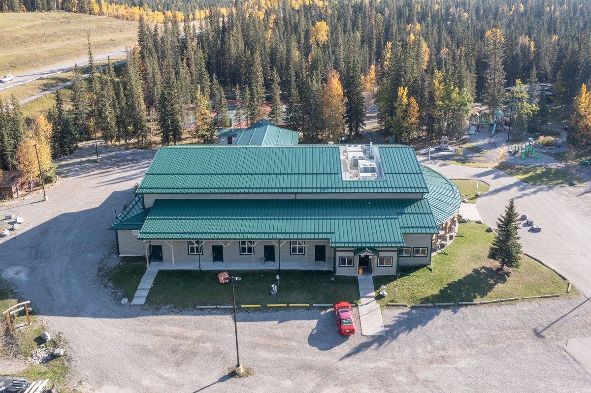 Trimetbp's tweet photo. Standing seam roofing is a popular choice for residential buildings as well as commercial ones. It can add a sleek and modern look to any structure.

Metal🤘

#standingseam #metalroof #metal #Architecture #AerialView #cladding #roofing #yycconstruction https://t.co/BpobkhwyQs