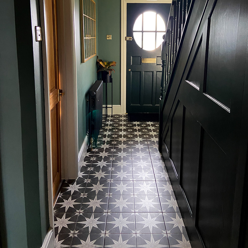 wallsandfloors's tweet image. Seeing stars 🤩

IG casa1930s created this gorgeous entrance to their home using our Scintilla Night Pattern Tiles. We love the mix of black, green and gold to create an elegant and dramatic look 🖤

Order a sample: wallsandfloors.co.uk/scintilla-nigh…

#hallwayinspo #starpattern #tiles