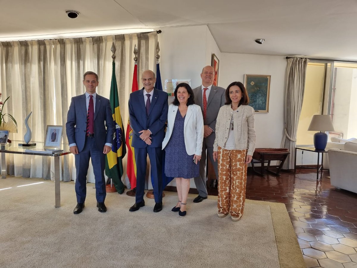 EmbEspBrasil's tweet image. A Embaixadora da Espanha, Mar Fernandez-Palacios, se reuniu hoje com o Secretário das Relações Internacionais do Distrito Federal, Paco Brito. Conversaram sobre as possibilidades de parcerias nas áreas de educação, cultura e comércio.