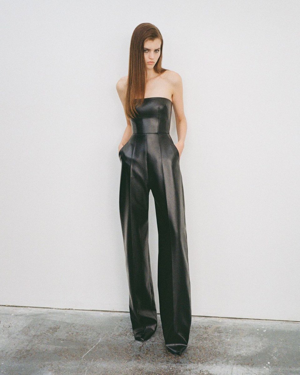 kendam_com's tweet image. Alex Perry Pre-Fall 2023 collection lookbook kendam.com/news/lookbooks…

#AlexPerry #PreFall2023 #Lookbooks #Fashion #Kendam