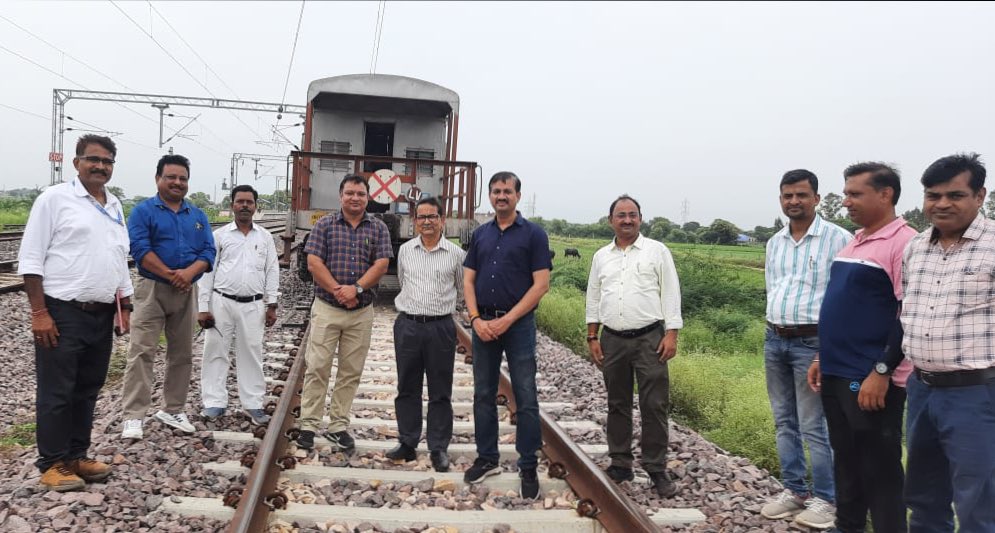 RailSamachar's tweet photo. आज बुधवार, 02.08.23 को झांसी मंडल के #गोहद स्टेशन से #गंगा-एक्सप्रेस-वे गंतव्य हेतु गिट्टी के लदान के साथ नई बैलास्ट साइडिंग का आरंभ #CFTM/#NCR डी के वर्मा, #SrDCM/JHS शशिकांत त्रिपाठी एवं #SrDOM/JHS अखिल शुक्ल की उपस्थिति में किया गया!
@RailMinIndia @AshwiniVaishnaw @DrmJhansi https://t.co/co17WnmoSm