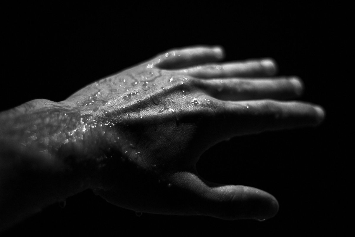 SWSSGlobal's tweet image. Uncover the hidden perils of sweaty hands in the workplace and explore effective solutions in our latest blog. Dive in at pulse.ly/3vn17wu84m to keep your work environment safe and productive. 💧🛠️ #WorkplaceSafety #SweatyHands #SWSS #SWSustainability