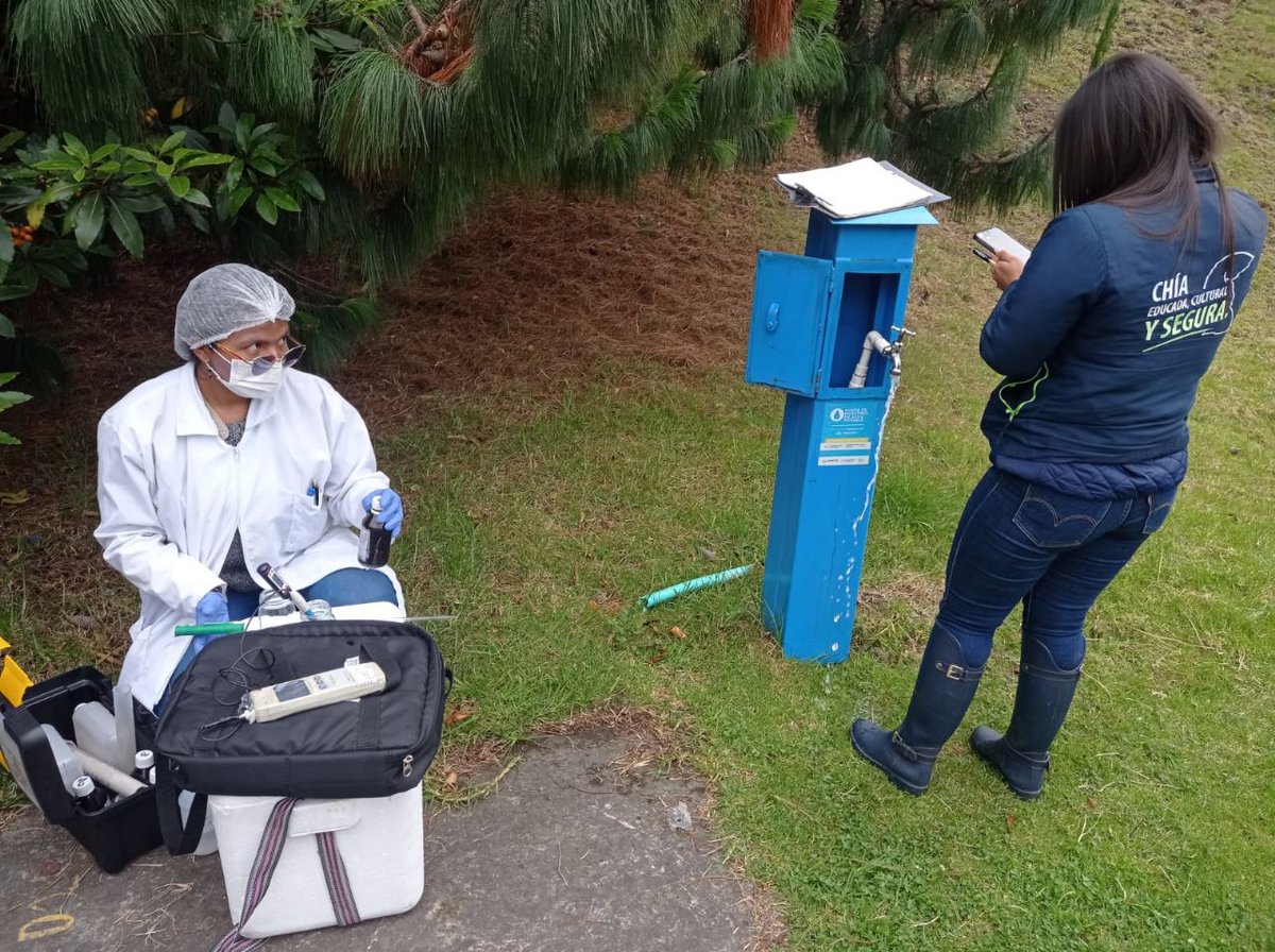 EMSERCHIA1's tweet photo. de muestreo con los que cuenta el municipio. La EAAB realizó el acompañamiento debido a que es el operador de la Planta de Tratamiento de Agua Potable-PTAP, Tibitoc, y quien suministra el agua potable mediante modalidad de agua en bloque. https://t.co/k4QPoU73Ui