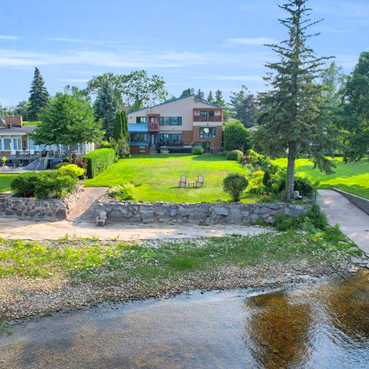 WendyandNancy's tweet photo. Listing Alert: With 8 bed + 6 bath, waterfront views, and downtown proximity, what more could you want? Let's find out! https://t.co/9EcFLPNCil

 #KW #KWIR #KellerWilliams #Realtor #KWIntegrity #RealEstate #OttawaRealEstate #Ottawa #OttawaRealtor #TheWendyandNancyTeam https://t.co/SjxzUdWlp4