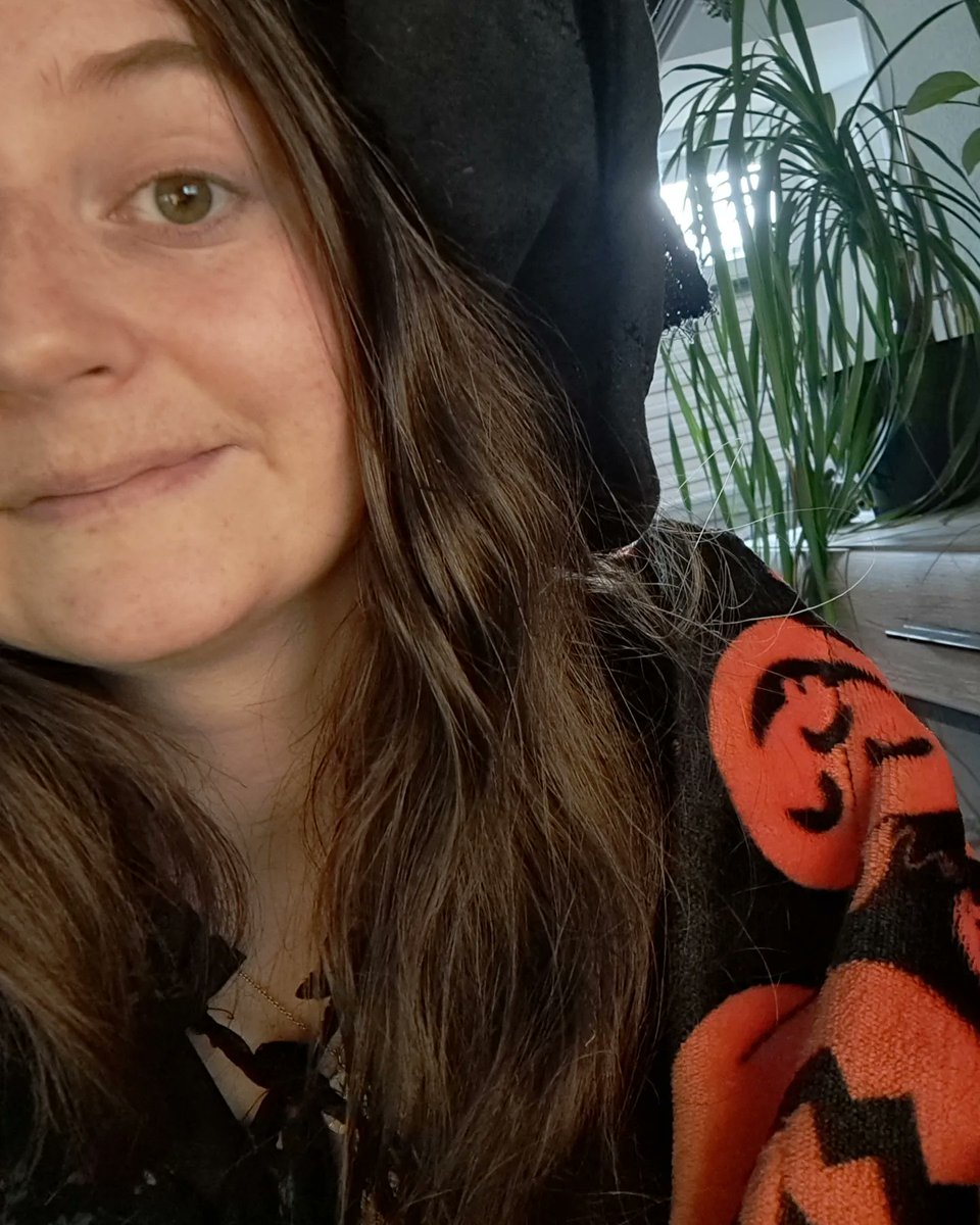 Two Hours Drawing for fun and for practice 🎃 - Prismacolor on Paper ✨
#pennieculus #inspiration #illustration #art #drawing #painting #traditionalart #traditionalartwork #colouredpencilart #colouredpencils #prismacolor <a href="/PrismacolorUS/">Prismacolor</a>