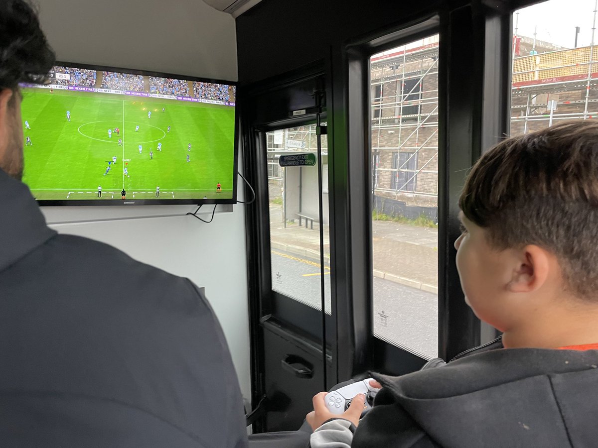 Foundation92's tweet image. The #F92 Mobile Youth Zone is in full swing!

Young people from the local area are having a go on the PS5, Air Hockey and Virtual Reality gaming! 🕹😃

#tfgm