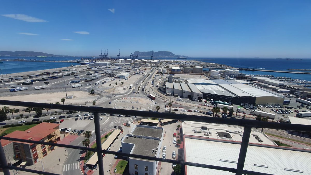 Rocio_DiazJ's tweet photo. El @PuertoAlgeciras juega un papel esencial en la #RedLogísticadeAndalucía.

Este mediodía he visitado las instalaciones de esta infraestructura estratégica, que cuenta con el compromiso del Gobierno de @JuanMa_Moreno para incrementar sus posibilidades en beneficio de #Andalucía. https://t.co/NcvMhQPAWN