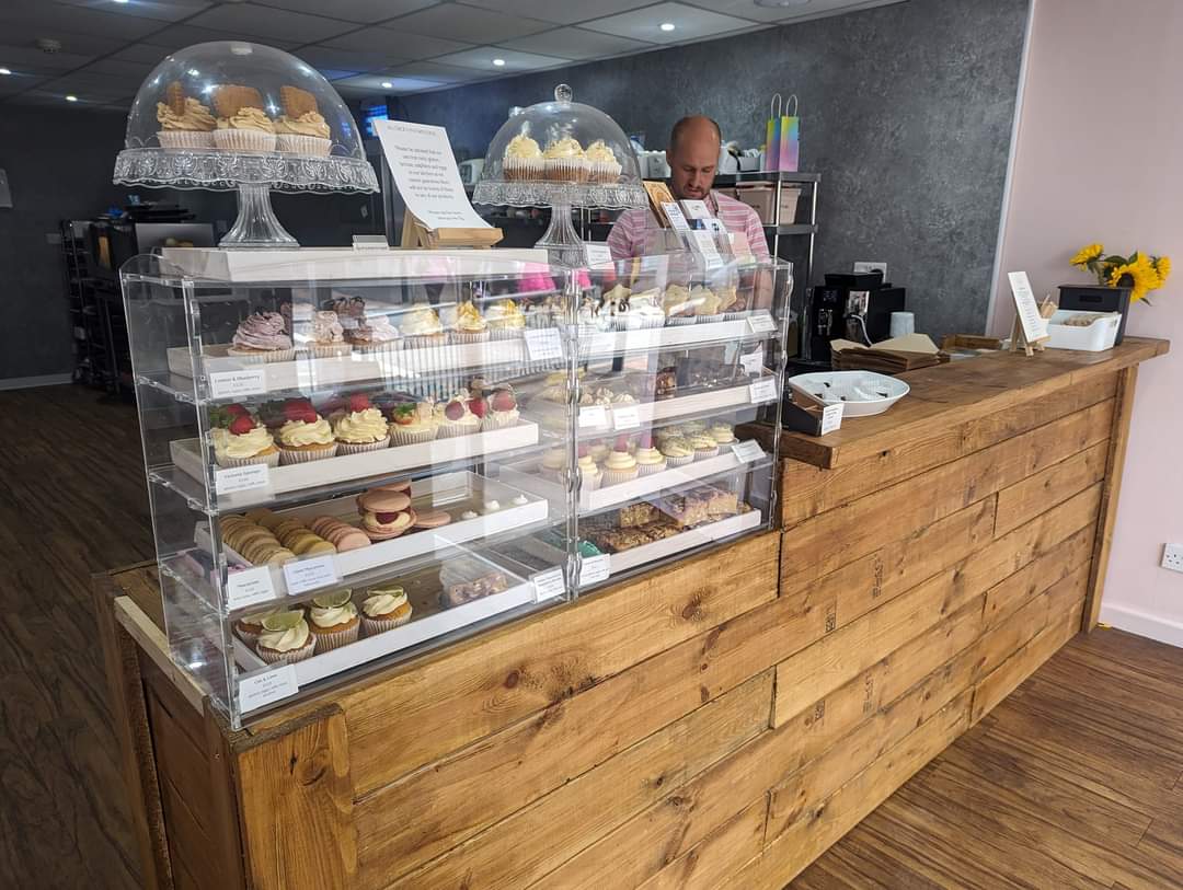 AidanSevers's tweet image. I think I might have to put in more than just a Friday shift on the counter at @3LBBakery going forward.

#cakegate