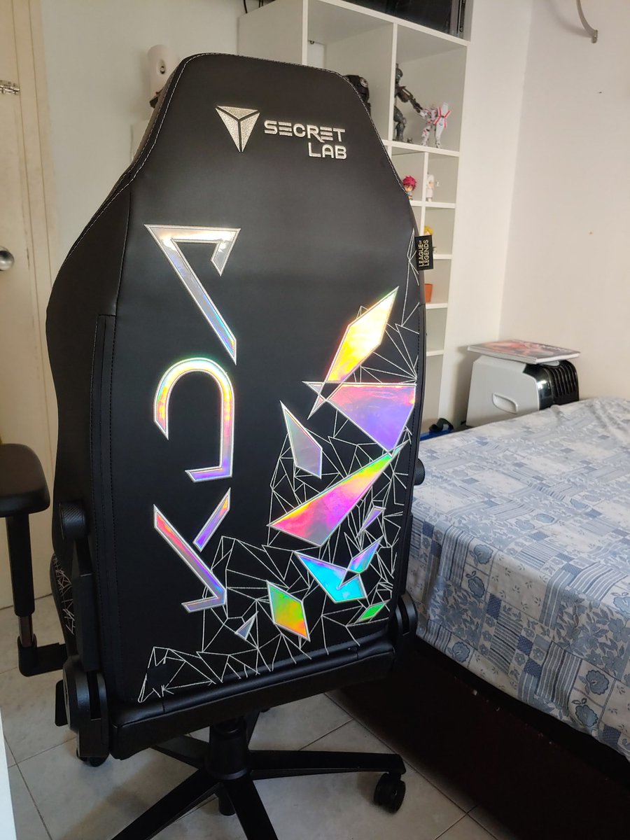 lexiawen's tweet photo. Hola!! Me podéis ayudar con un RT? Estoy ahorrando para cuando nos vayamos al piso poder montar mi cuarto de art/stream y estoy vendiendo varias cosillas. Entre ellas el Blue Yeti y la silla de KDA. Si estáis interesados mandarme MD 😍😘💕 Gracias a todos!! https://t.co/IAMraU4orE
