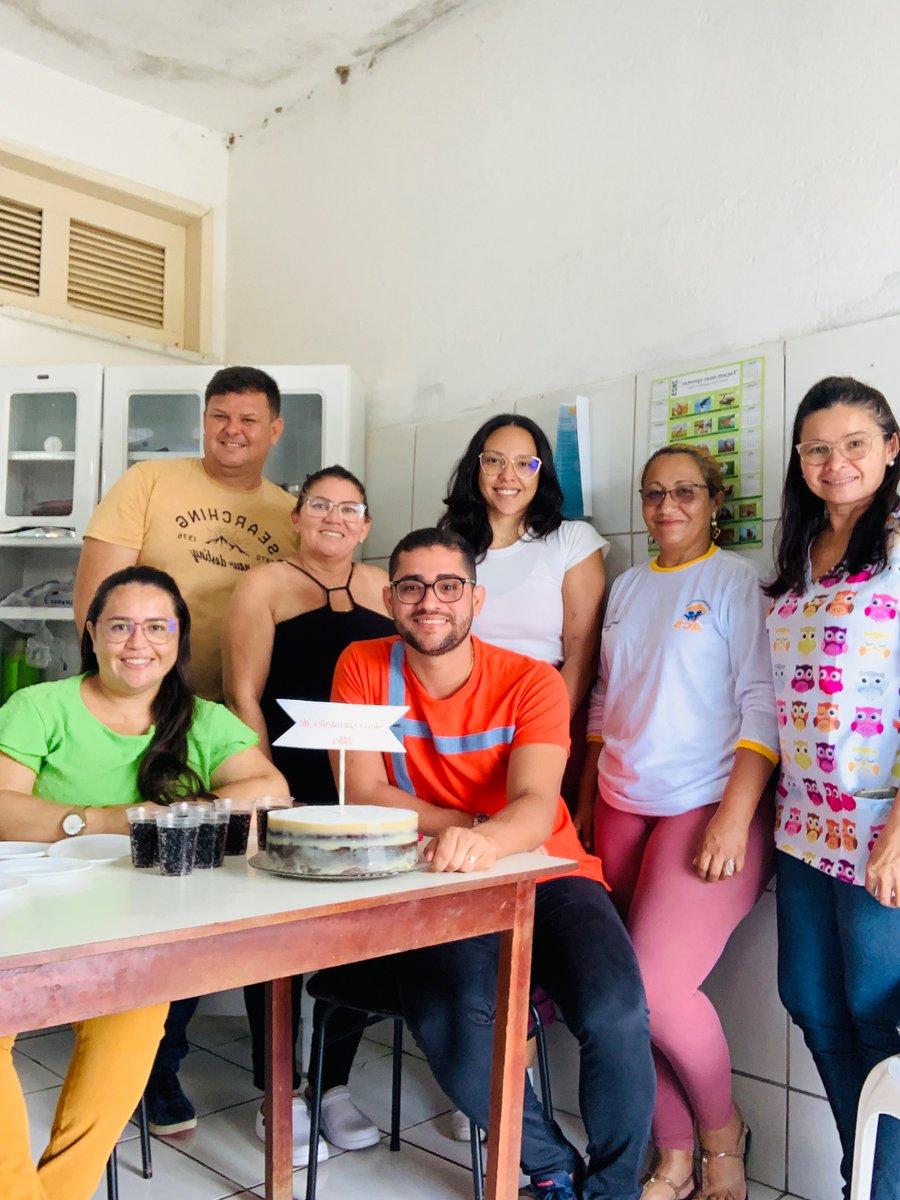 BezerraErikes's tweet photo. Surpresa ainda do meu niver na UBS que trabalho. https://t.co/lyCOL52LS0