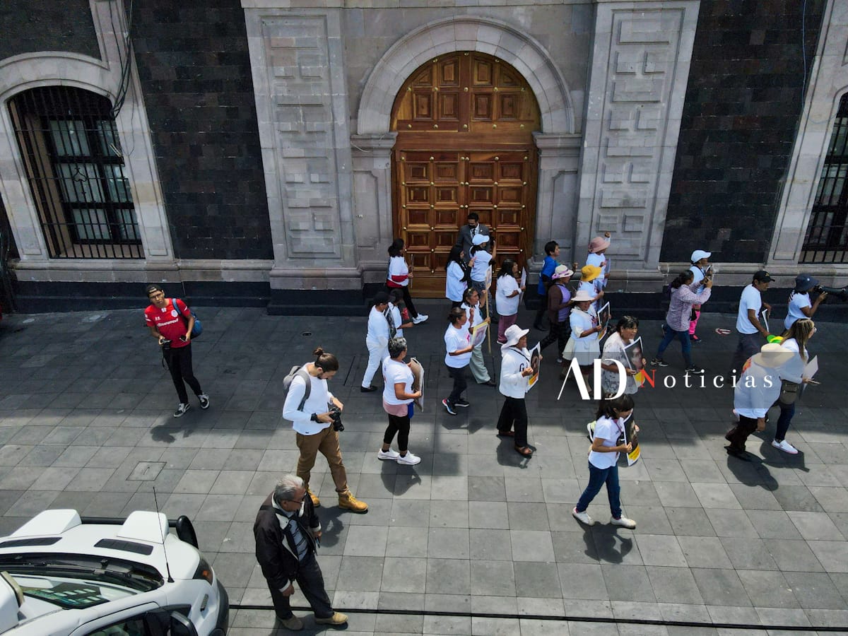 ¡La lucha sigue! 🔥✊

Miembros del colectivo #HazValerMiLibertad que sostienen el plantón frente al Palacio de Gobierno del #Edomex se movilizan para visibilizar los casos de familiares injustamente presos.

📸 Edgar Segura / Mario Arellano