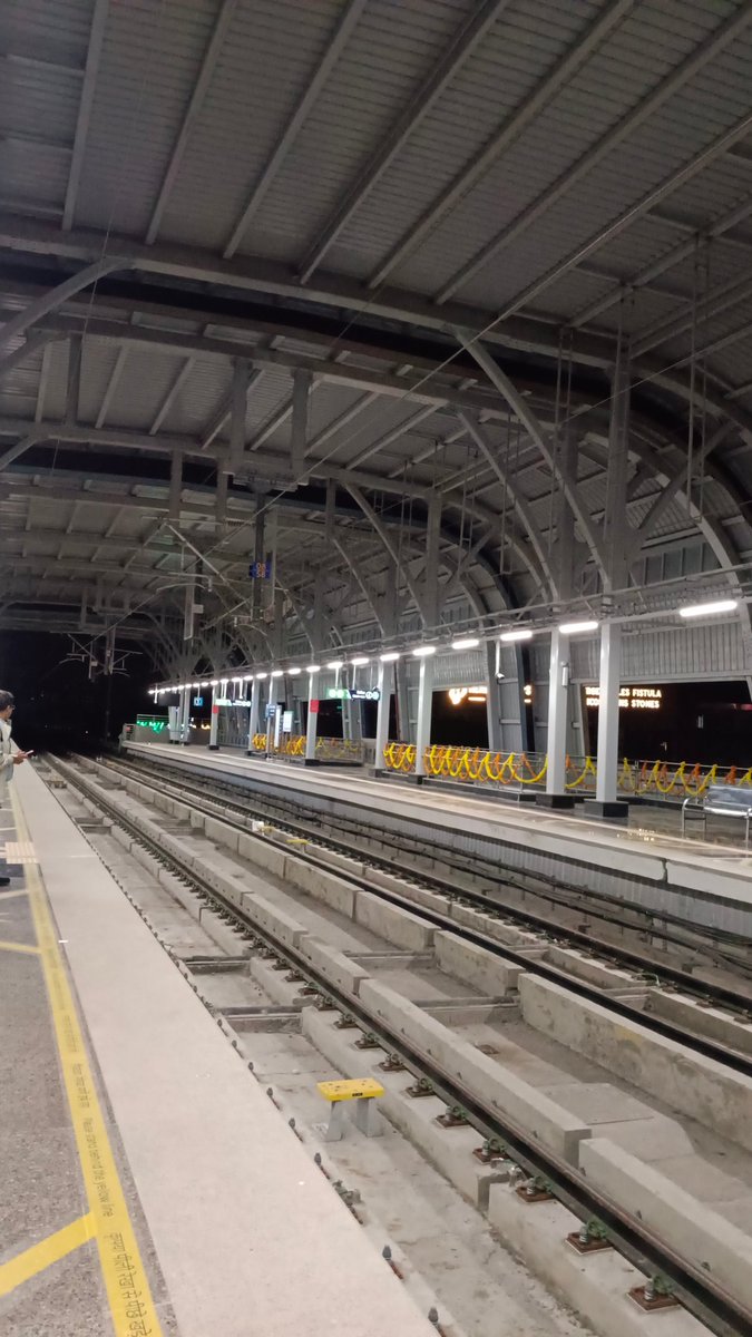 SatheNitish's tweet photo. #punemetro a Engineering Marvel !
Beautiful stations and good frequency.
Hope other phases become operational soon.
It was impossible to imagine metro on Pune roads few years back. Kudos to #Mahametro team.
Thank You @Dev_Fadnavis @mohol_murlidhar
#punerimetro #aqualine https://t.co/IOMzBtSmkD