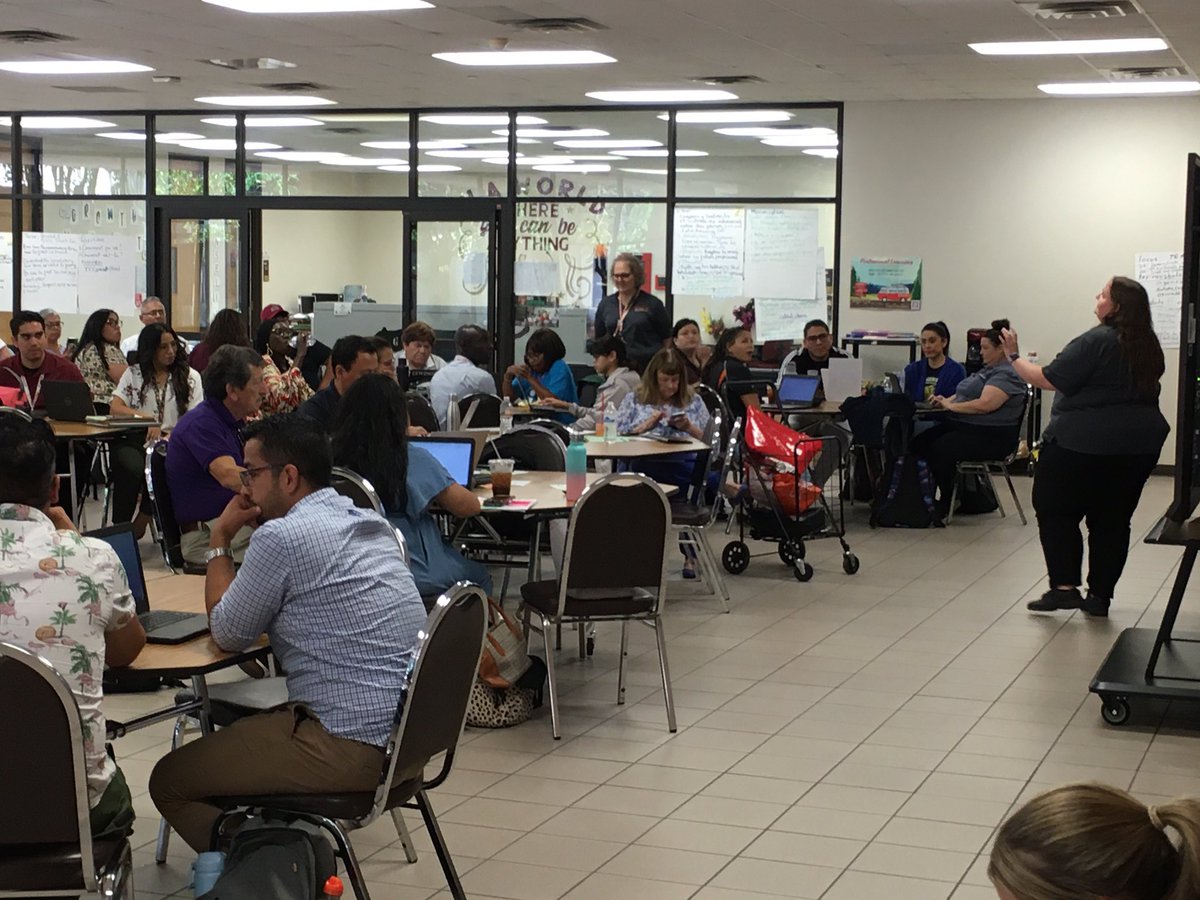 HoseaPipkins's tweet photo. Got a big crowd for Edgenuity Tutor training. Digital Learning Specialist Belinda Howell has  an engaging presentation. @AnnMWaite @EricLevels @andiesoliz https://t.co/gQ0ruRx2UI