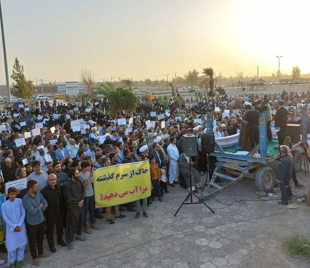 Die Versammlung der Bürger der Stadt #Zabol, Sistan und Belutschistan, aus Protest gegen die Wasserkrise.

#MahsaAmini
#JinaAmini
#IranRevolution
#IRGCterrorists
#مهسا_امینی