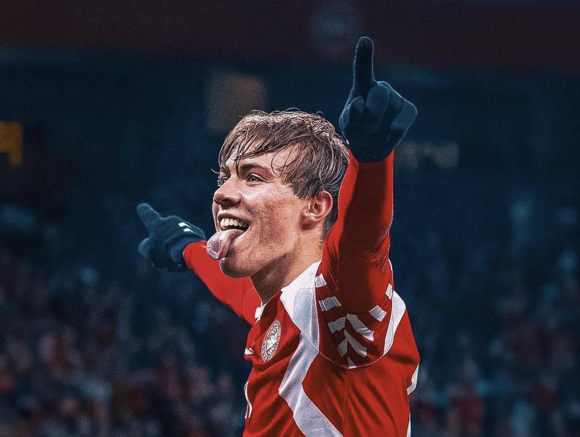 FabrizioRomano's tweet photo. Manchester United are aiming for the weekend to unveil Rasmus Højlund as new signing 🔴🇩🇰 #MUFC

VISA and contract work being finalised, club aiming for weekend to seal and announce it. https://t.co/R5utwzg5xB