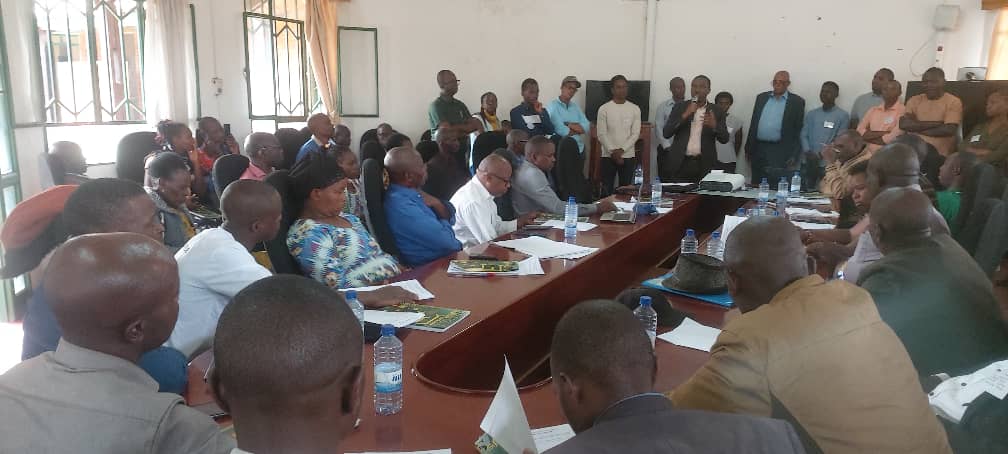 P_Karangwa's tweet photo. Training of champion farmers and extension agents from @MusanzeDistrict, @RutsiroDistrict &amp; @KarongiDistr on Conservation Agriculture (CA), that was ongoing @RwandaAgriBoard Musanze station, closed today. Was great listening to farmers feedback &amp; commitment to adopt &amp; promote CA. https://t.co/AUENu2j0C3
