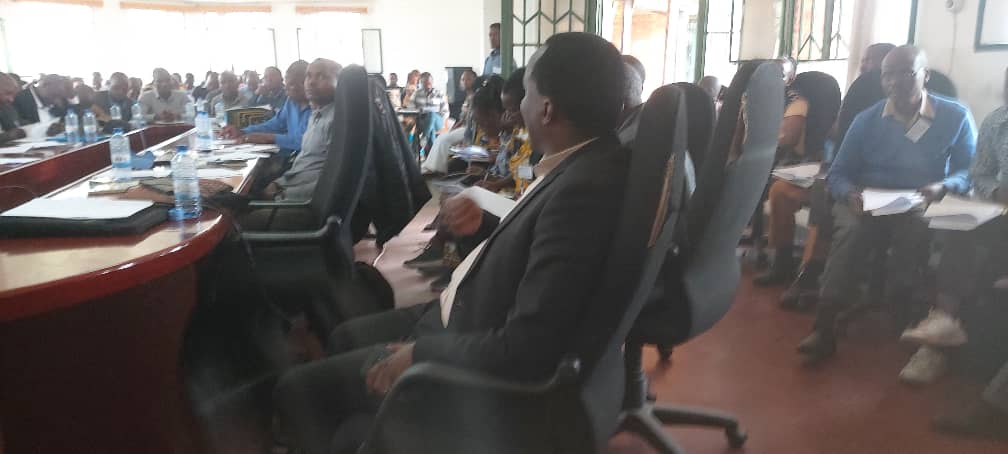 P_Karangwa's tweet photo. Training of champion farmers and extension agents from @MusanzeDistrict, @RutsiroDistrict &amp; @KarongiDistr on Conservation Agriculture (CA), that was ongoing @RwandaAgriBoard Musanze station, closed today. Was great listening to farmers feedback &amp; commitment to adopt &amp; promote CA. https://t.co/AUENu2j0C3