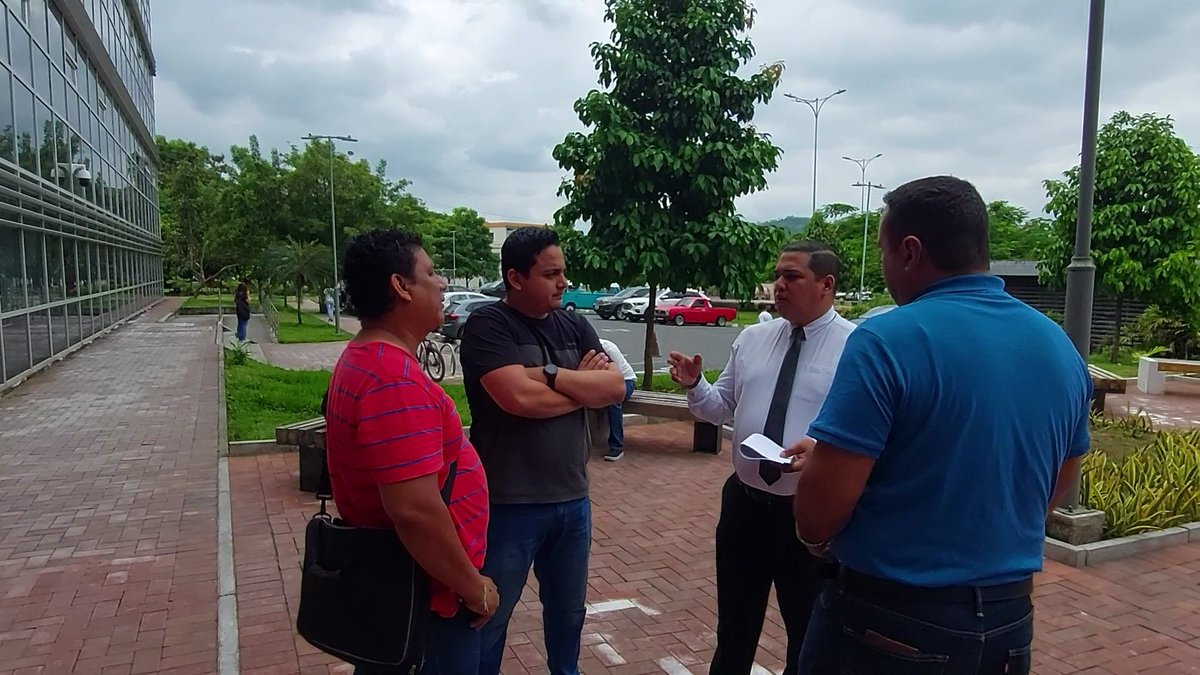 MarcoGilerM's tweet photo. #Atención Exservidores de @EPPortovial que fueron despedidos, exigen que se les pague las liquidaciones y demás haberes pendientes desde mayo.
La entrevista estará disponible en unas horas mientras intento obtener la versión de Miguel Roldán, gerente de esa empresa municipal. https://t.co/TNZ7HLjNWJ