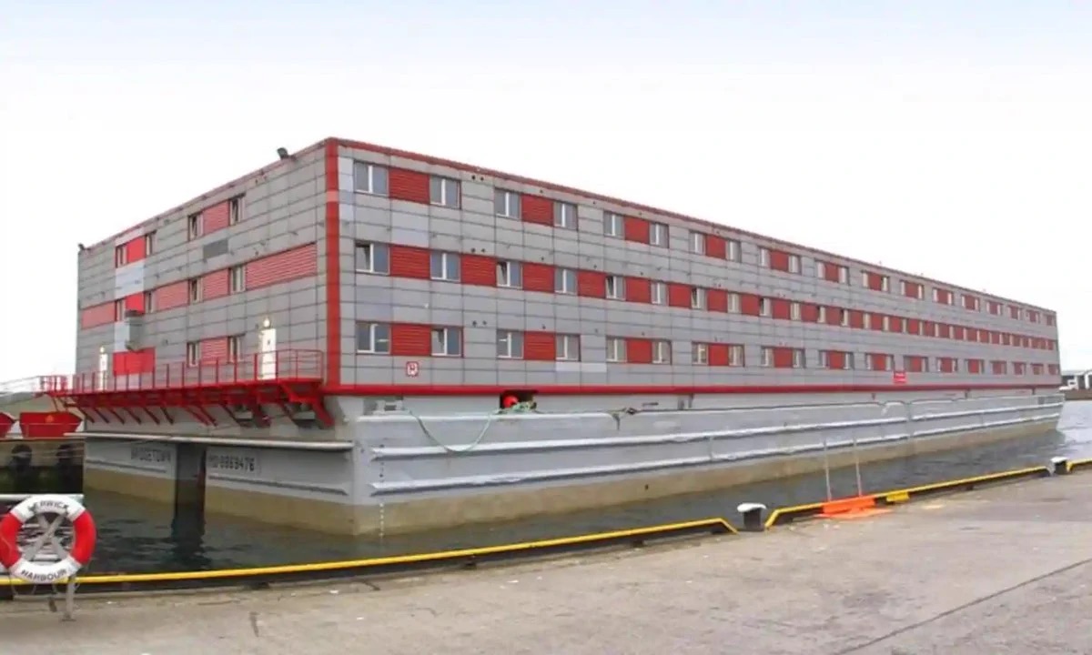 BladeoftheS's tweet photo. It’s still insane that we are RENTING a barge worth £50m, for £400m a year.

Oh but who is losing the money, taxpayers, and who is getting it, Conservatives.

Now it all makes sense. https://t.co/SIOJPTF2H6