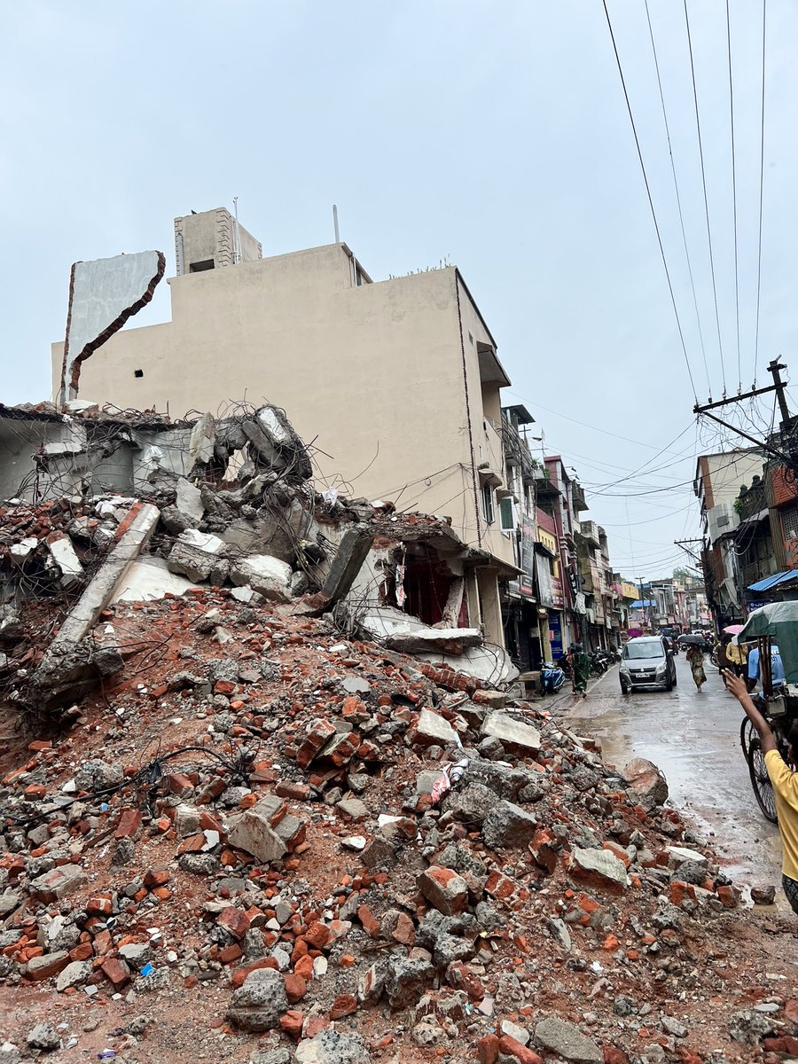 Vivekchhapadia's tweet photo. @OdishaVigilance see the work of municipality of bargarh left a piece of building like a flag on the main road of bargarh 768028. i have been seeing this from 2 days its a residential area. This Irresponsible negligence might kill someone@Amar4Odisha @HMOIndia  @TheJusticeDept https://t.co/CZhyqmbaT3