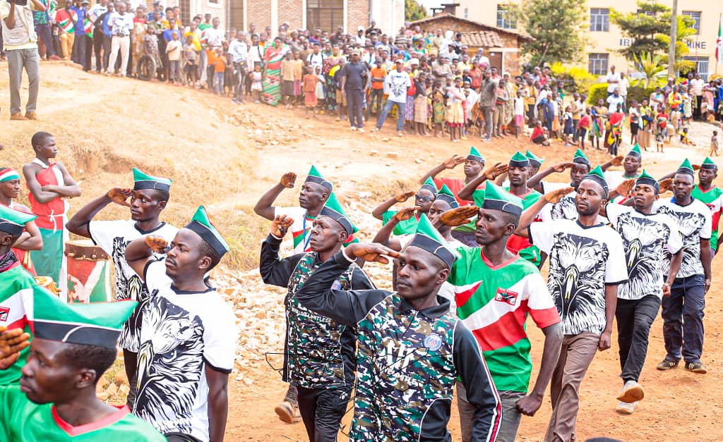 Le SN chargé de la coordination des ligues affiliées au <a href="/CnddFdd/">CNDD-FDD</a> Hon. Lazare Mvuyekure en compagnie du Chef de département de la ligue des jeunes #Imbonerakure, Eric Nshimirimana ont visité ce 02/08/2023 des champs de blé et de la pomme de terre cultivés  à <a href="/MuramvyaProv/">Province Muramvya</a> #Burundi