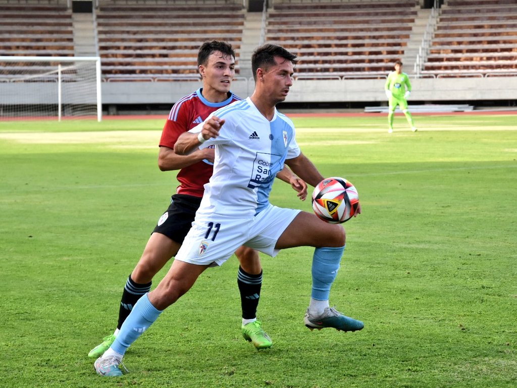 .<a href="/javi_piay/">javier piay</a>, luciendo la segunda equipación del Celta en el duelo entre el Fortuna y el Compostela. Foto: <a href="/SD_Compostela/">S.D. Compostela</a>