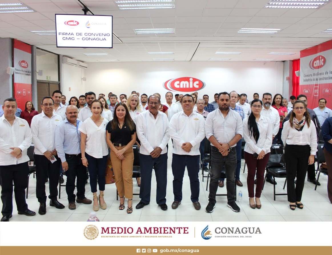 ConaguaChiapas's tweet photo. Felipe Irineo, titular del #OCFS de #Conagua, y Ana Karen Gómez, presidenta de la #CMIC en #Chiapas, firmaron un convenio de colaboración, con el fin de promover infraestructura hidráulica que prevenga y atienda emergencias causadas por fenómenos #Meteorológicos en la entidad https://t.co/0SiXMsyYRB