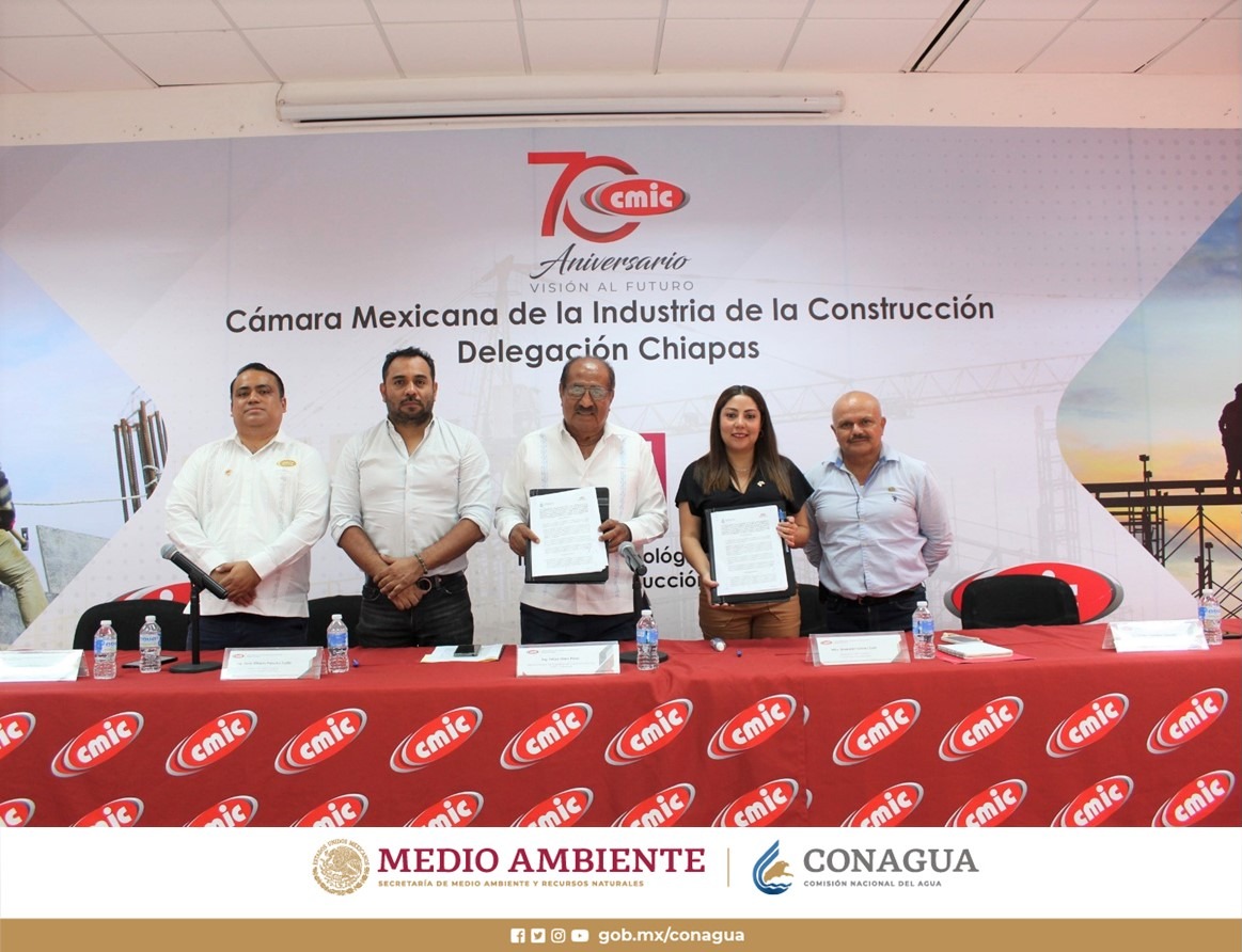 ConaguaChiapas's tweet photo. Felipe Irineo, titular del #OCFS de #Conagua, y Ana Karen Gómez, presidenta de la #CMIC en #Chiapas, firmaron un convenio de colaboración, con el fin de promover infraestructura hidráulica que prevenga y atienda emergencias causadas por fenómenos #Meteorológicos en la entidad https://t.co/0SiXMsyYRB
