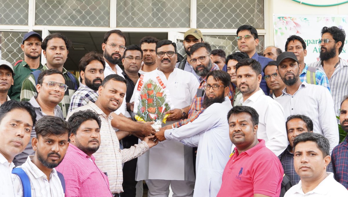 mdchopdarinc's tweet photo. आज राजस्थान मदरसा बोर्ड कार्यालय जयपुर में पधारे शिक्षा अनुदेशकों, बेरोजगार युवा संघ के पदाधिकारियों एवं मदरसों के सदर-सचिव से मुलाकात की एवं कम्प्यूटर अनुदेशकों की स्क्रीनिंग का कार्य किया। इस अवसर पर उपस्थित कम्प्यूटर अनुदेशकों ने नए वेतनमान एवं पदनाम हेतु गुलदस्ता देकर आभार व्यक्त किया।

#मदरसा_बोर्ड_राजस्थान
