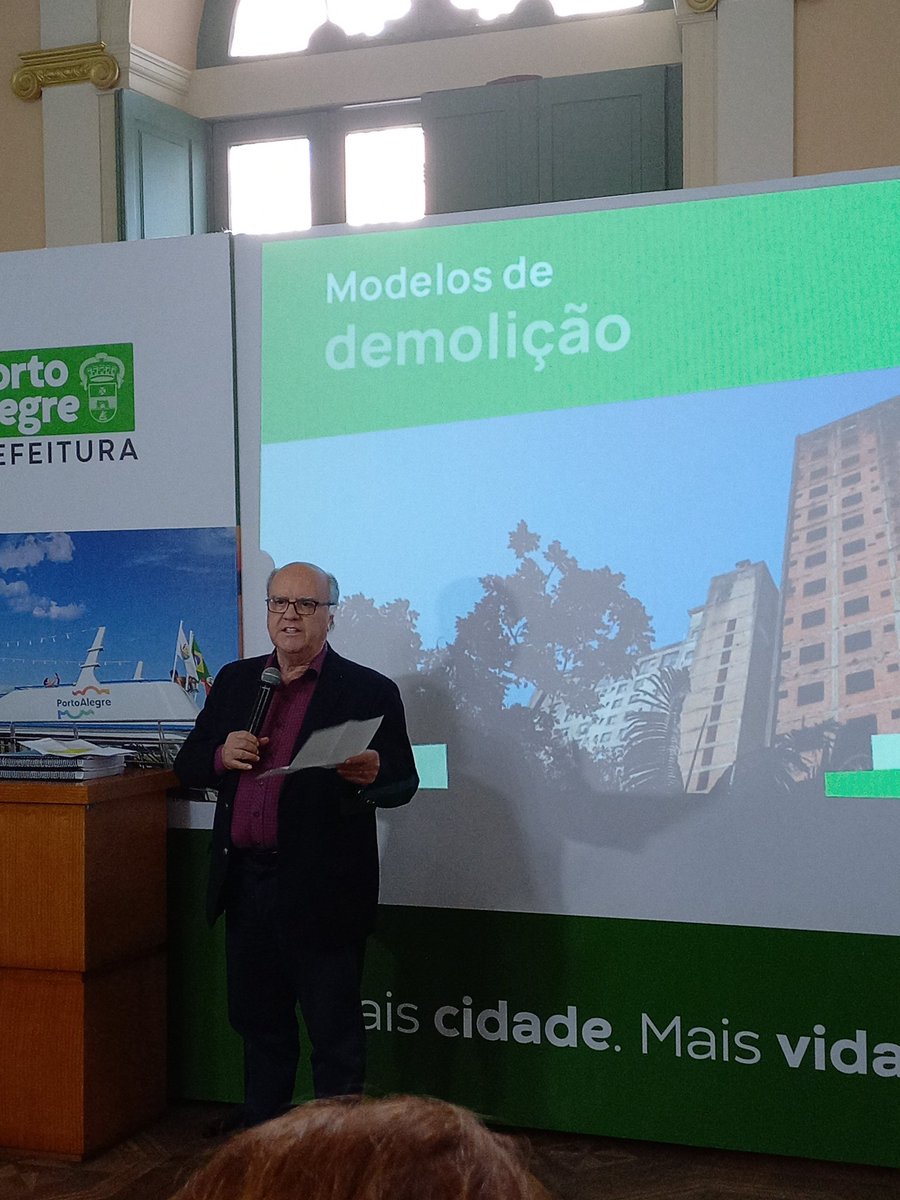 kristbueller's tweet photo. Schirmer chama o projeto de "destruição de uma chaga", e que o Centro passa por um momento novo. Destacou o papel da UFRGS na elaboração do laudo sobre o prédio. Relembrou outras ações desenvolvidas na região, como a revitalização do Mercado Público e muro da Mauá. https://t.co/7UPDIFtpK2