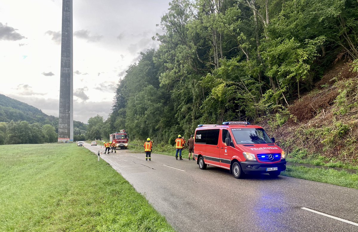 FBraunsbach's tweet photo. 🚨🚒Einsatz für die #FFW #Braunsbach Abt Mitte. Baum 🌳 auf Fahrbahn war das Stichwort. #LF16 #MZF https://t.co/qdZebiwI53