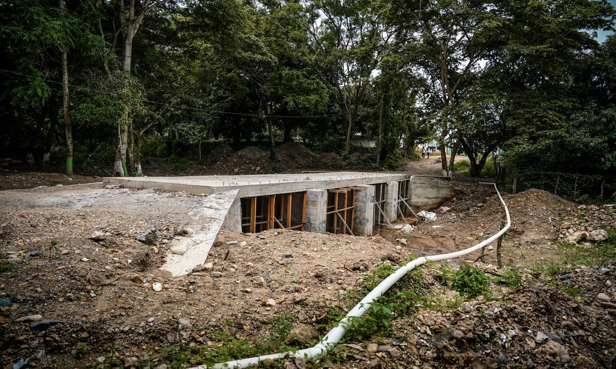 OctaJPP's tweet photo. Proyecto del día! 🇭🇳🥾

🚧 Construcción de Caja Puente
📍 Las Vegas, Santa María del Real, Olancho
💰 2,9 millones de lempiras de inversión
🚧 Demolición de la caja puente en mal estado y construcción de una nueva caja puente de 20.15 m de largo y 5m de ancho + aceras a cada lado.

#ProyectoDelDía #ElNuevosFHIS @FHIS_HN