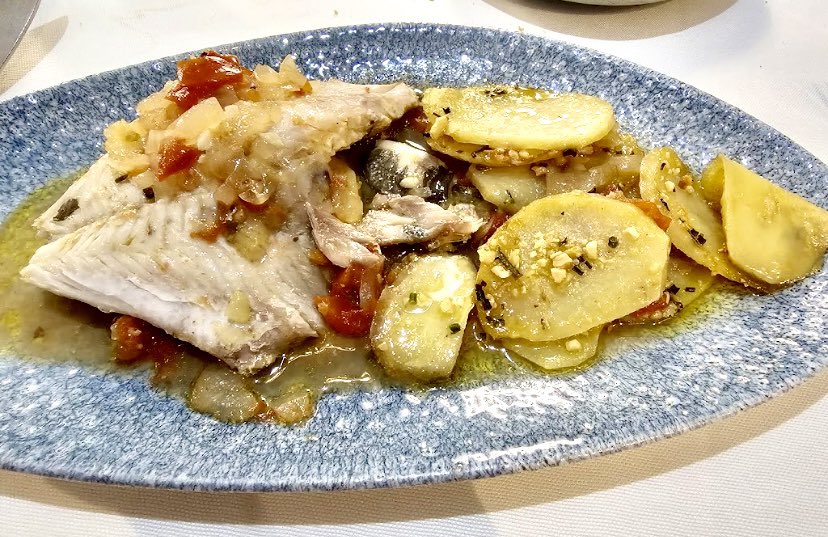 Delicious lunch with amazing fresh produce at El Barrio De San Roque in Cartegena. The signature grilled Octopus dish is outstanding 🐙 🇪🇸 😋 

#Cartegena #Spain #Restaurant #ElBarrioDeSanRoque