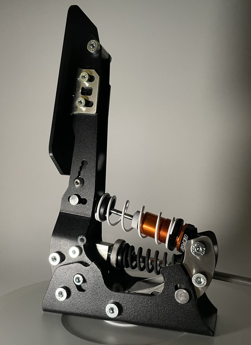 dcsimracing's tweet photo. NEW STANDALONE electrónica incluida en el pedal, con ajuste en tiempo real del mapa de acelerador 😱😱
Completa tu setup con el NEW pedal de acelerador independiente de @dcsimracing https://t.co/cOnpsM5E1K