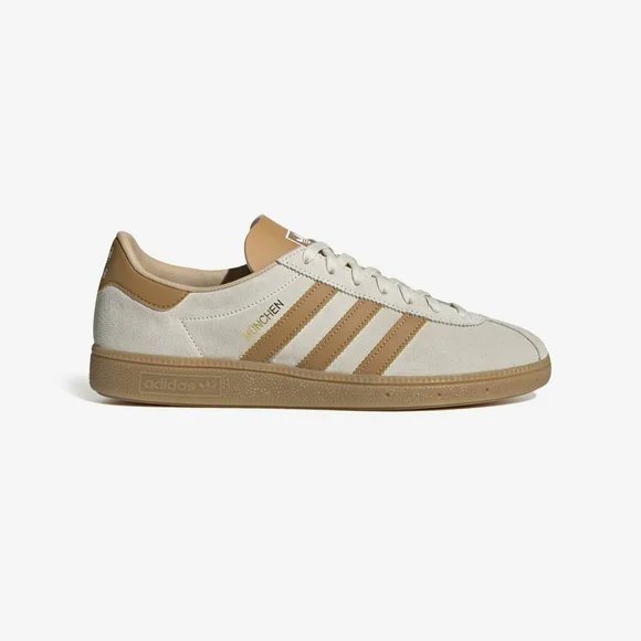 Just got my hands on these stylish Adidas München in Mesa sneakers! 🙌👟 Love the unisex design with a mix of suede cream and tan. Perfect for any casual outfit! #Adidas #Sneakerheads #MensFashion #UnisexStyle #SuedeShoes #CreamAndTan #NewWithBox #PoshmarkFinds #Poshmark🛍️💫