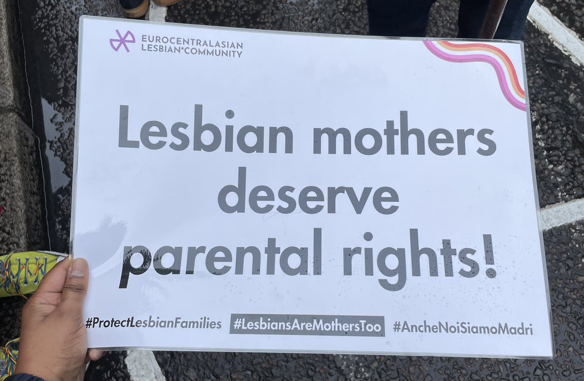 The Italian government has removed lesbian mothers from their children’s birth certificates and has banned surrogacy.

<a href="/LGBTIQAGreenLon/">London LGBTIQA+ Greens</a> joined the protest outside the Italian Embassy today in solidarity.

Viva la mama lesbica! #LesbiansAreMothersToo 

thepinknews.com/2023/08/02/les…