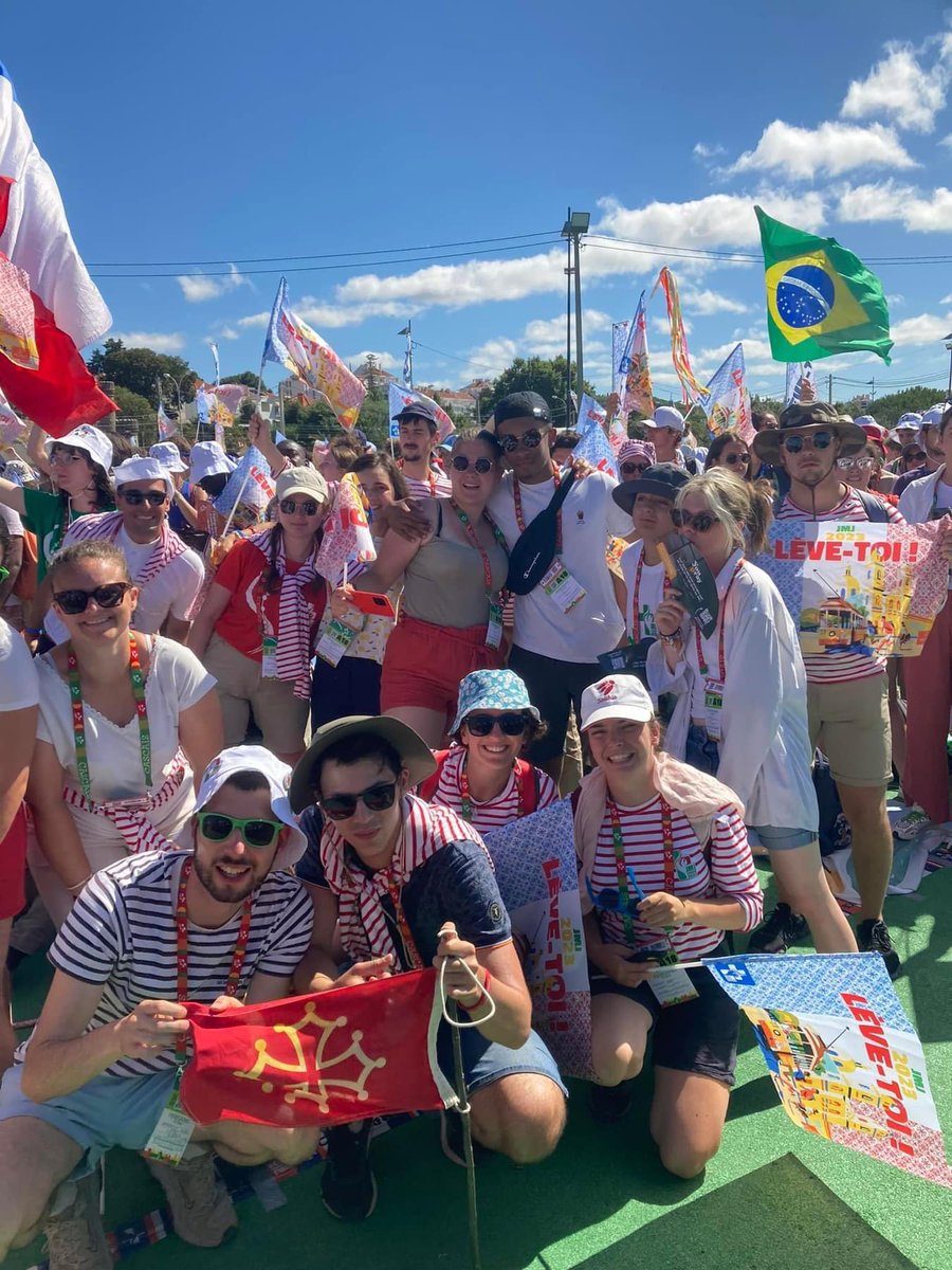 MgrPABozo's tweet photo. 40 000 jeunes français se sont levés hier à Lisbonne pour s’engager à œuvrer à l’unité de l’Eglise, au service des plus pauvres et à l’annonce du Christ Sauveur. Quelle joie ! Que l’Esprit les garde fidèles à cet engagement ! +MgrPAB 

#JMJ2023 @diocese_limoges https://t.co/9mZLwgjCjR