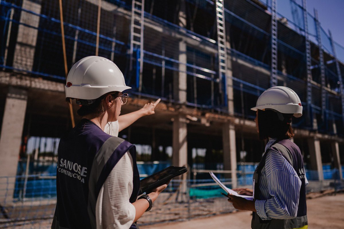 ComunidadMadrid's tweet photo. ✅ La Comunidad de Madrid amplía el programa Mi Primera Vivienda con la incorporación de cuatro nuevas entidades financieras.

➡️ Así lo ha explicado el consejero @jorgerodrigodo durante su visita a las obras del Plan Vive de #AlcaládeHenares. 

+Info: https://t.co/TBMjMWOcJF https://t.co/tOVAFOmxWH