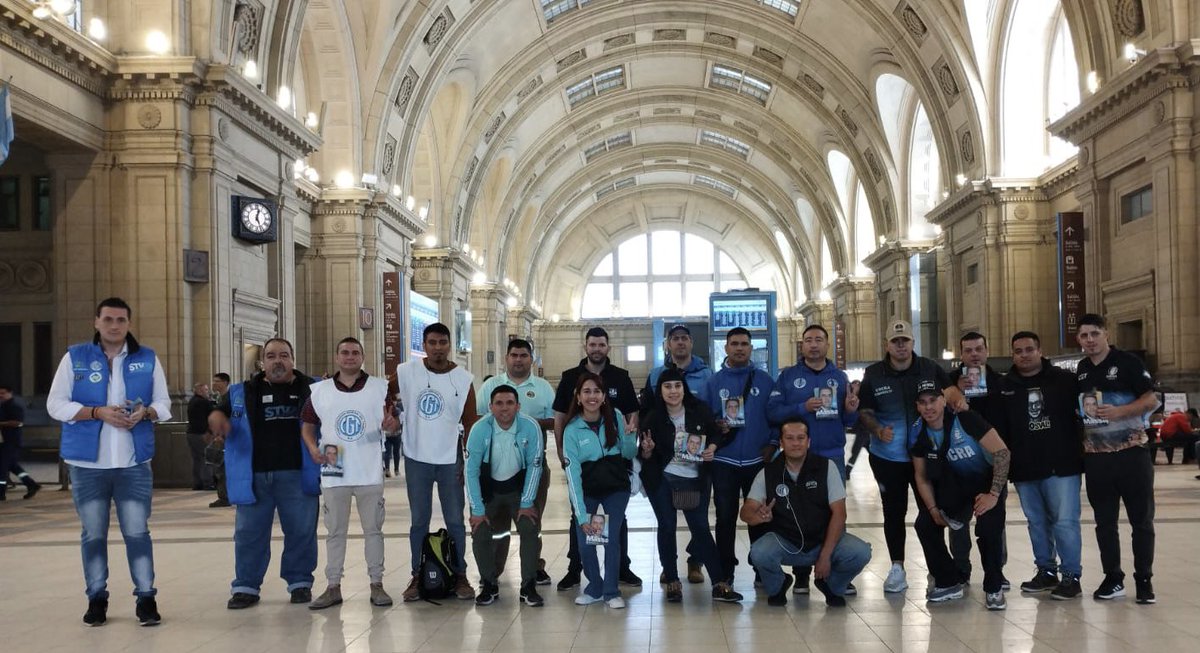 StreamComercio's tweet photo. 𝐎𝐫𝐠𝐮𝐥𝐥𝐨𝐬𝐚𝐦𝐞𝐧𝐭𝐞 𝐂𝐆𝐓  
Hoy nuestra militancia salió con pecheras de nuestra confederación general del trabajo,nuestrxs jóvenes con sentido de pertenencia son el camino para seguir defendiendo el modelo sindical argentino 
#MassaPresidente @SergioMassa https://t.co/RQeL0YzYvE