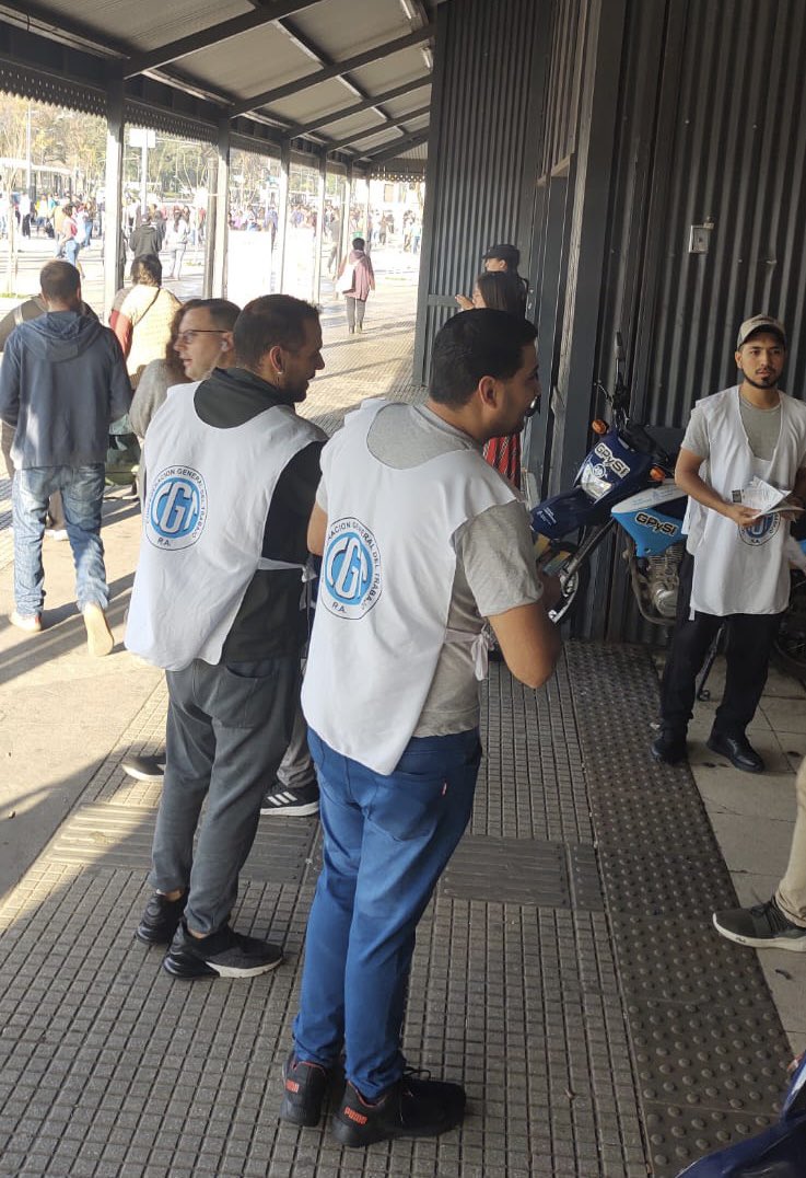 StreamComercio's tweet photo. 𝐎𝐫𝐠𝐮𝐥𝐥𝐨𝐬𝐚𝐦𝐞𝐧𝐭𝐞 𝐂𝐆𝐓  
Hoy nuestra militancia salió con pecheras de nuestra confederación general del trabajo,nuestrxs jóvenes con sentido de pertenencia son el camino para seguir defendiendo el modelo sindical argentino 
#MassaPresidente @SergioMassa https://t.co/RQeL0YzYvE